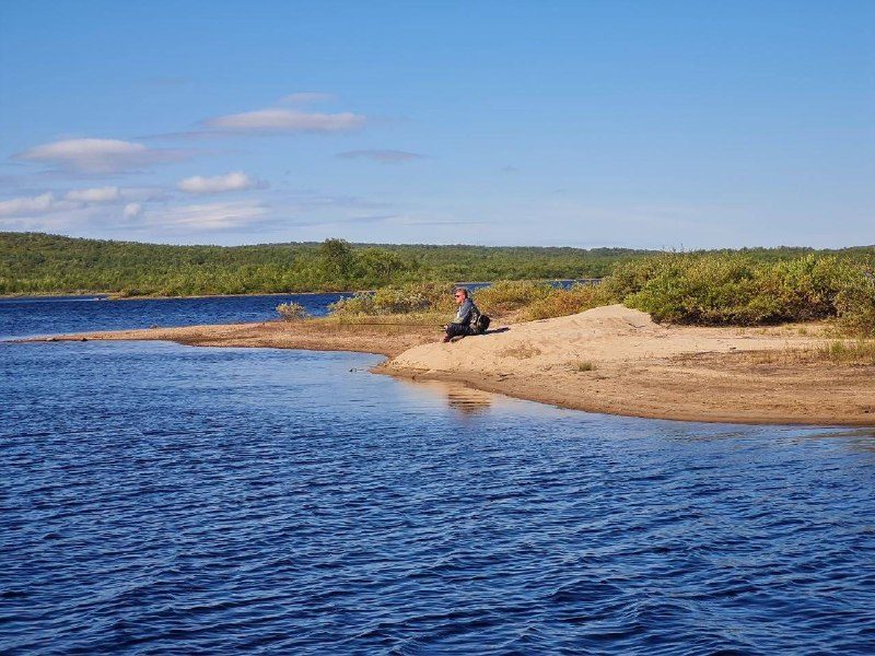Песчаный берег у реки, синее небо